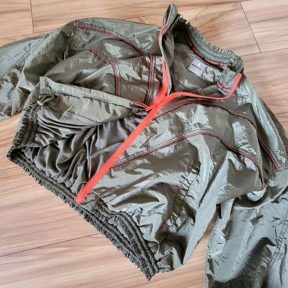 🆕 Free People Movement Starting Lineup Ruffle Smocked Windbreaker in Olive - Picture 10 of 14